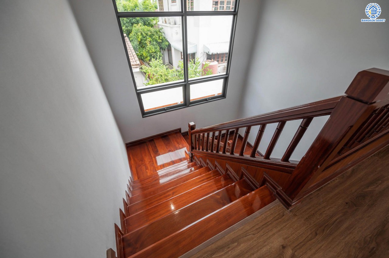 บ้านเดี่ยวฟิลคฤหาสน์มือสองตกแต่งใหม่ แบรนด์ LH ดีไซน์สุดหรูหรา โครงการ ลดาวัลย์ ปิ่นเกล้า เนื้อที่ 178.6 ตร.ว. บนพื้นที่ใช้สอยถึง 651.84 ตร.ม. ฟังก์ชันจัดเต็ม 5 ห้องนอน 7 ห้องน้ำ  1 ห้องแม่บ้าน จอดรถได้ถึง 3 คัน ทำเลศักยภาพติดถนนบรมราชชนนี เชื่อมต่อหลายเส้นทาง ใกล้มหาวิทยาลัยมหิดล และเซ็นทรัลศาลายา